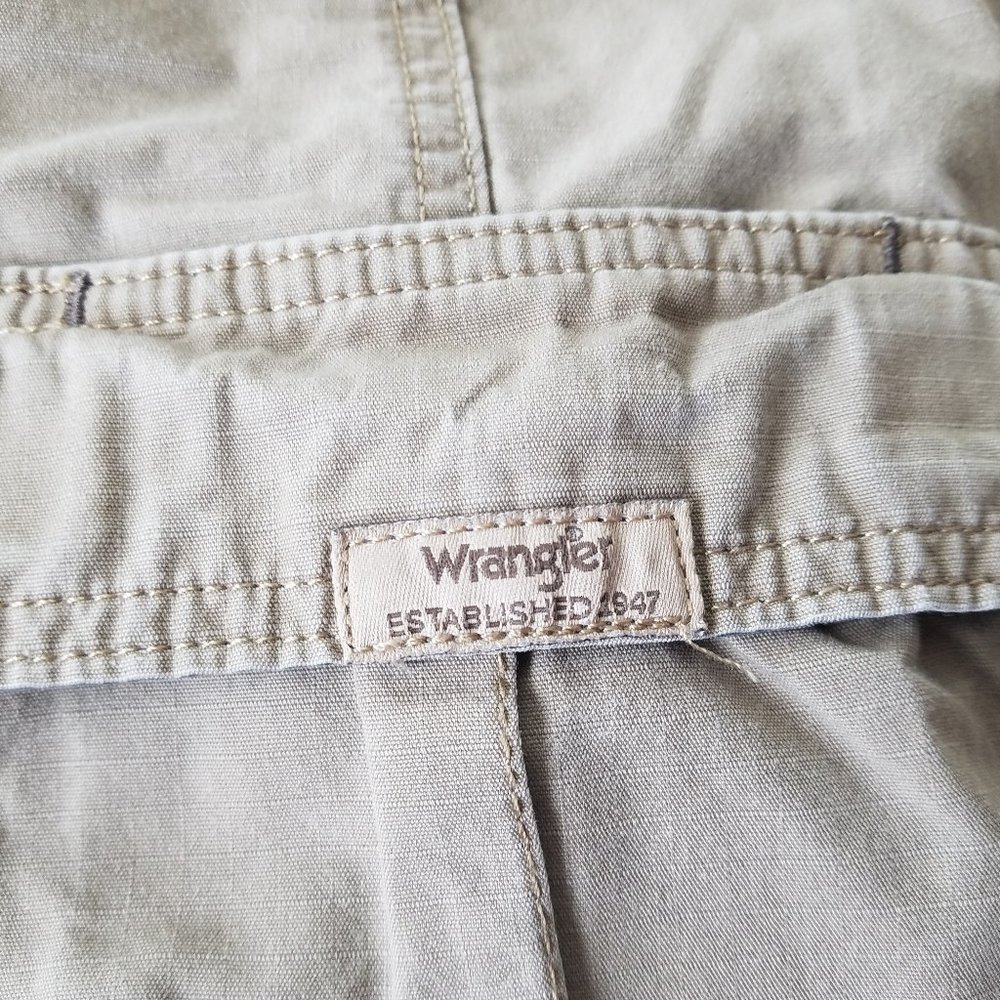 Wrangler Mens 40 x 9 Shorts Cargo Khaki Beige 6 Pocket - Picture 4 of 7